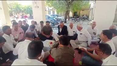 नैनवां: अभिभाषक परिषद नैनवा ने अदालत परिसर में एडवोकेट प्रोटेक्शन एक्ट लागू करवाने के क्रम में सद्बुद्धि यज्ञ  किया