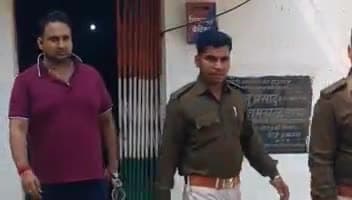 पटोरी: चंदन चौक के समीप हुई हत्याकांड मामले में  बिजनेस पार्टनर को जोरपुरा गांव से पुलिस गिरफ्तार कर जेल भेज दिया है.