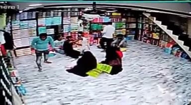 नवाबगंज: बाराबंकी के आलिया बाद में दुकान पर पहुंचे कुछ दबंग ने कपड़ा व्यवसाई से की मारपीट वीडियो सीसीटीवी में हुआ कैद