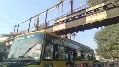 मथुरा: भूतेश्वर रेलवे पुल के हाइट गेज सेफ्टी पिलर में फंसी स्कूली बस, बड़ा हादसा टला