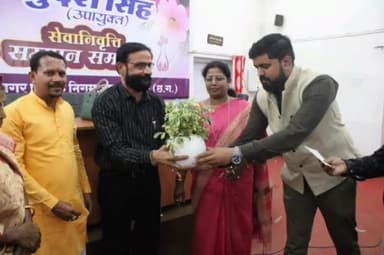 राजनांदगांव: सेवानिवृत्त होने पर उपायुक्त सुदेश कुमार सिंह एवं सफाई कर्मी निर्मला भारती को राजनांदगांव निगम सभागृह में दी गई बिदाई