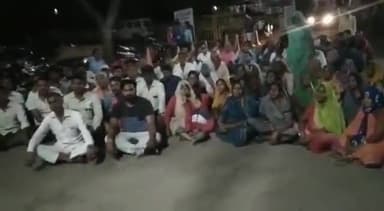 मनासा: मनासा। नगर में कोर्ट एरिया स्थित कंबल बुनकर समिति की जमीन बेचने का पूर्बिया समाज ने
पुलिस थाने का किया घेराव