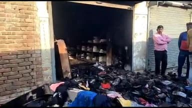 बस्ती: कुदरहा बाजार स्थित कपड़े की दुकान में अज्ञात कारणों से लगी आग, लाखों का हुआ नुकसान