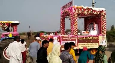 #सतगुरु_शोभा_यात्रा 
सत्संग की आधी घड़ी तपके वर्ष हजार।
तो भी बराबर है नही कहैं कबीर विचार।।