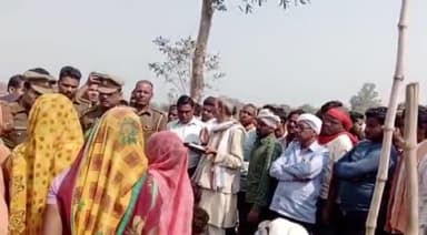 कोरांव: सिकरो में ट्रैक्टर पलटने से दबकर मजदूर की हुई मौत से आक्रोशित परिजनों ने देवीबांध में सड़क पर शव रख किया चक्का जाम