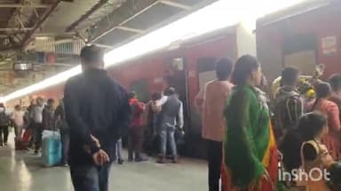 आरा: होली को लेकर ट्रेनों में कंफर्म टिकट नहीं मिलने से यात्री परेशान, ट्रेनों में बढ़ी भीड़