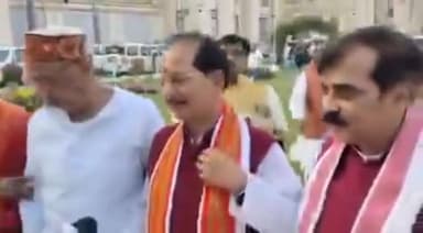 कैमरे के लिए कुछ भी करेंगे
कैमरा के सामने खड़े होने को लेकर बिहार विधानसभा परिसर में प्रवेश ब्रीफ के दौरान 2 विधायकों में तू तू मैं मैं