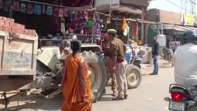 कोरांव: कोरांव बाजार में ओवरलोड ईंट लदे पांच ट्रैक्टरों का पुलिस ने चालान काटकर वसूला जुर्माना, चालकों में मचा रहा हड़कंप