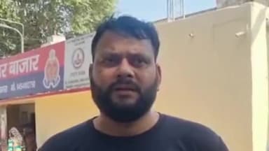 आगरा: थाना सदर क्षेत्र में बीते मंगलवार को हुए मनोहर हत्याकांड के बाद परिजनों ने थाने में किया हंगामा।