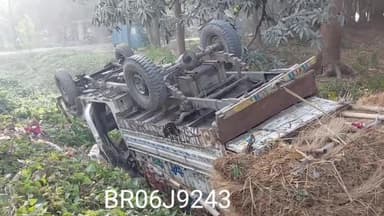 फ़िर पलट गया ओवरलोड गारी सोता रहा प्राशन