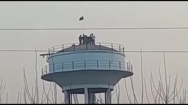 रूड़की: सरकडी में जान जोखिम में डालकर टंकी पर चढ़कर नाबालिग किशोर ले रहे सेल्फी, संबंधित अधिकारियों ने साधी चुप्पी