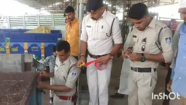 सारंगपुर: कृषि उपज मंडी सहित नगर में ट्रैक्टर ट्रॉली पर सारंगपुर पुलिस टीम के द्वारा लगाए गए रेडियम