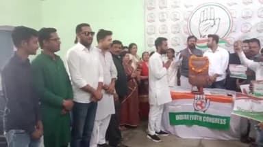 शाहजहांपुर: युवा कांग्रेस नेताओं ने गैस सिलेंडर को श्रद्धांजलि देकर टाउन हॉल में किया विरोध प्रदर्शन