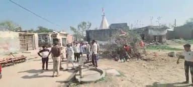 जलेसर: होली को लेकर थानाध्यक्ष ने पुलिस बल के साथ मिश्रित आबादी वाले गांव पिलखतरा में लोगों को किया जागरूक