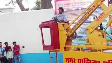 सिरोंज: CM राइज स्कूल सिरोंज में नीम के पेड़ से स्नेक सेवर परवेज ने घायल पक्षी का 3 घंटे की मशक्कत के बाद किया रेस्क्यू