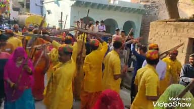 कामां: कस्बा के मंदिर श्री गोपीनाथजी पर हुआ लट्ठमार होली का आयोजन, महिलाओं ने पुरुषों पर बरसाए लट्ठ