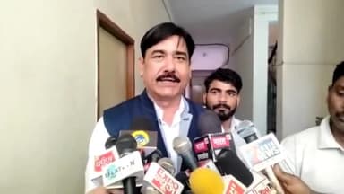 आगरा: प्रयागराज में वकील उमेश पाल की हत्या के बाद आगरा दीवानी में वकीलों ने किया प्रदर्शन