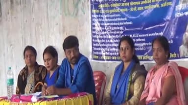 अररिया: सुभाष स्टेडियम में अपनी विभिन्न मांगों को लेकर ममता दीदियों ने की बैठक