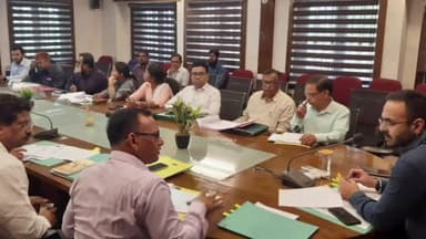 लोहरदगा: समाहरणालय सभाकक्ष में DC की अध्यक्षता में बिभिन्न विभागो द्वारा वित्तीय वर्षो मेंहुवे आवंटन एवं व्यय का की गई समीक्षा