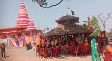 बगोदर: जरमूने में आयोजित यज्ञ के अंतिम दिन यज्ञशाला की परिक्रमा हेतु उमड़ी श्रद्धालुओं की भीड़