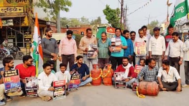 कुरूद: कारगिल चौक में युवा कांग्रेसी कार्यकर्ताओं ने गैस सिलेंडर के बढ़ती महंगाई पर केंद्र सरकार के खिलाफ़ किया विरोध प्रदर्शन