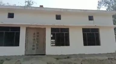 महमूदाबाद: सेमरी में पंचायत भवन का निर्माण कार्य वर्षो से पड़ा अधूरा, अधिकारी नहीं ले रहे मामले में संज्ञान