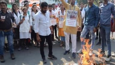 हुज़ूर: भोपाल में NSUI की मेडिकल विंग ने नर्सिंग छात्रों की समस्याओं को लेकर मुख्यमंत्री शिवराज सिंह चौहान का पुतला फूंका