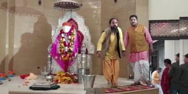 बरेली: कुदेशिया फाटक स्थित साईं बाबा मंदिर में आरती के बाद भंडारे का हुआ आयोजन