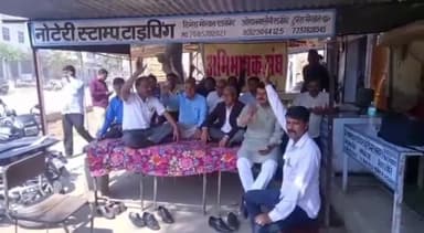 नैनवां: उनियारा अभिभाषक संघ ने न्यायालय के बाहर धरना प्रदर्शन करते हुए किया हनुमान चालीसा का पाठ