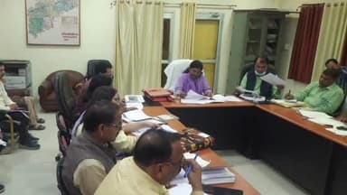 हाथरस: राष्ट्रीय ग्रामीण आजीविका मिशन के तहत कराए जा रहे विकास व निर्माण कार्यों को लेकर जिलाधिकारी ने कैंप सभागार में की बैठक