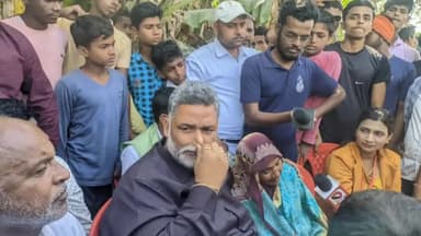 जंदाहा: चकफतह में शहीद की प्रतिमा स्थल विवाद एवं शहीद के पिता की गिरफ्तारी होने से बवाल के बीच पहुंचे जाप अध्यक्ष पप्पू यादव