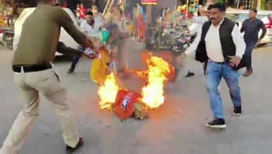 सूरजपुर: अग्रसेन चौक पर भाजपाइयों ने छत्तीसगढ़ के गृह मंत्री ताम्रध्वज साहू का फूंका पुतला