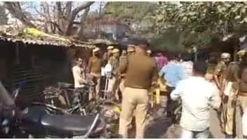 दशाश्वमेध घाट क्षेत्र में अतिक्रमण हटाने पहुंची नगर निगम और पुलिस प्रशासन की टीम