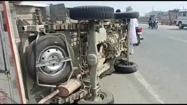 इकौना: नेशनल हाईवे-730 मुर्गी फार्म के पास साइकिल सवार छात्र को बचाने के चक्कर में पिकअप बीच सड़क पर पलटी