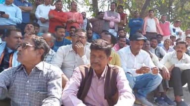 लखीमपुर: राशन का कमीशन ना मिलने से आक्रोशित कोटेदारों ने विलोबी मैदान में दिया धरना