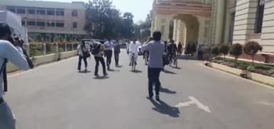 पटना ग्रामीण: मंत्री तेजप्रताप यादव साइकिल से पहुंचे बिहार विधानसभा