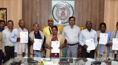 राजनांदगांव: कलेक्ट्रेट सभाकक्ष में कलेक्टर के निर्देश पर सेवानिवृत्त हुए 8 शासकीय सेवकों को शॉल श्रीफल प्रदान कर किया गया सम्मानित