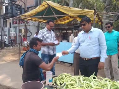 राजनांदगांव: जी.ई रोड के 11 ठेला खोमचा वालों पर नगर निगम ने ₹1500 का जुर्माना लगाया, 2 किलो पॉलिथीन की जब्त