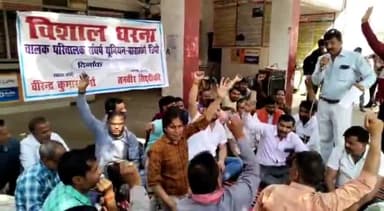 नवाबगंज: बाराबंकी डिपो में संविदा कर्मचारी संघर्ष यूनियन द्वारा विभिन्न मुद्दों पर किया गया विशाल धरना-प्रदर्शन