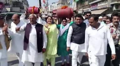 मेरठ: रसोई गैस के बढ़ते दामों को लेकर कांग्रेस का बच्चा पार्क पर प्रदर्शन, मोदी सरकार के खिलाफ की नारेबाजी