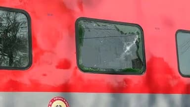 लखीमपुर: लखीमपुर स्टेशन पर खड़ी ट्रेन के एसी कोच का शरारती तत्वों ने पत्थर से तोड़ा शीशा, वीडियो सोशल मीडिया पर हुआ वायरल