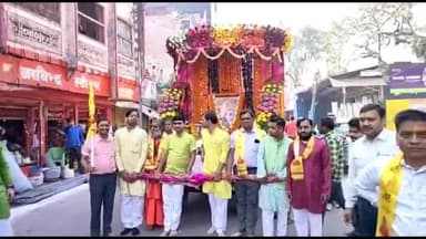 गोरखपुर: रेती चौक स्थित कालीबाड़ी मंदिर से श्याम फागुन महोत्सव के तहत निकाली गई निशान शोभा यात्रा