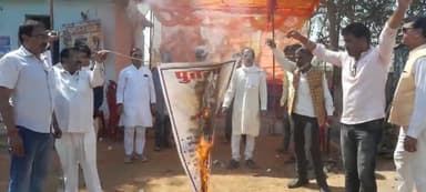 केंद्रीय रेल मंत्री का पुतला दहन मंडी बामोरा में रेल सुविधाओं को लेकर सुभाष बोहत एडवोकेट के नेतृत्व में किया गया एवं रेल मंत्री के नाम स्टेशन अधीक्षक को ज्ञापन सौंपा गया ।