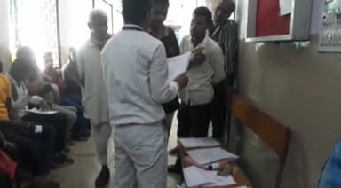 मंदसौर: मंदसौर जिला अस्पताल में पहुंचे मंदसौर जिले के दिव्यांगजन शासन की योजना का लाभ लेने के लिए विकलांगता के फॉर्म बनवाने के ल