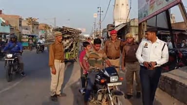 हाथरस: हाथरस शहर के मथुरा रोड इगलास अड्डा रेलवे फाटक के पास यातायात पुलिस द्वारा चलाया गया सघन वाहन चेकिंग अभियान ।