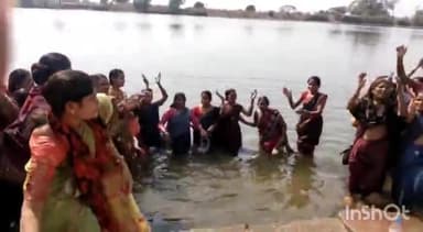 बेमेतरा: बेमेतरा में हड़ताली आंगनबाड़ी कार्यकर्ता व सहायिकाओं ने पिकरी वार्ड के तालाब में जल सत्याग्रह कर किया विरोध प्रदर्शन