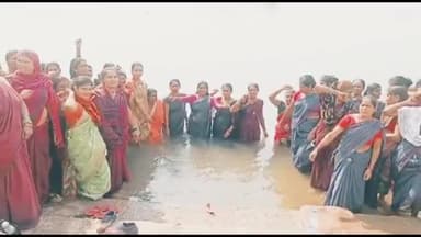 बेमेतरा: पिकरी तालाब के पास आंगनबाड़ी कार्यकर्ता और सहायिकाओं ने किया जल सत्याग्रह, रोजाना करें अलग-अलग तरह से प्रदर्शन