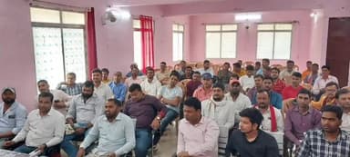 कटेया: कटेया प्रखंड सभागार में बिजली विभाग के वरीय पदाधिकारियों के नेतृत्व में हुई बैठक