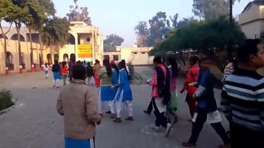 शाहजहांपुर: राजकीय इंटर कॉलेज में इंटर संस्कृत परीक्षा में एक परीक्षार्थी ने छोड़ी परीक्षा स्टैटिक मजिस्ट्रेट रहे उपस्थित