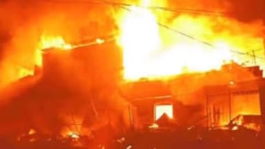 हज़ारीबाग: संत कोलंबा कॉलेज के बगल में रखे लाखों के बांस जल कर हुए राख, दमकल विभाग को दी सूचना